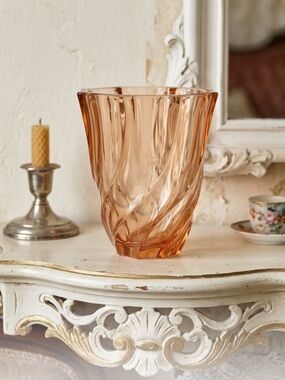 Vintage Luminarc Swirl vase
Made in France. Stamped
MCM